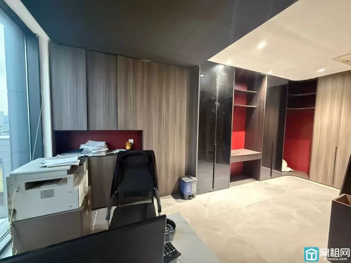 和荣大厦面积133平方，单价1.57元，一年房租76100元