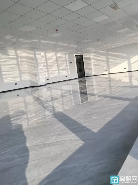 宁波1号线梁祝地铁口博日大厦280平方、朝南、大通间可配家具、可做隔间