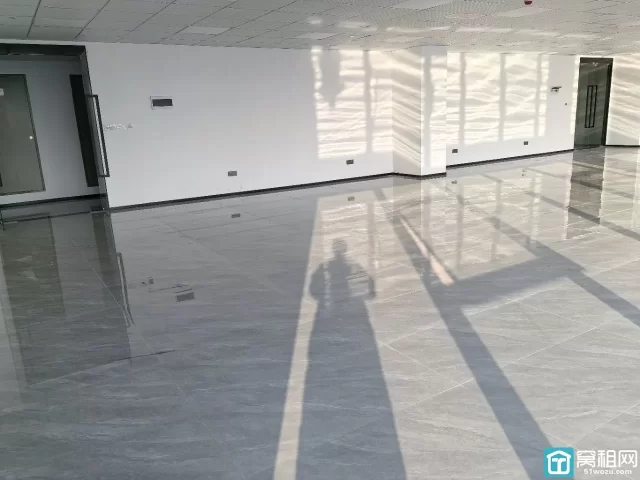 宁波1号线梁祝地铁口博日大厦280平方、朝南、大通间可配家具、可做隔间