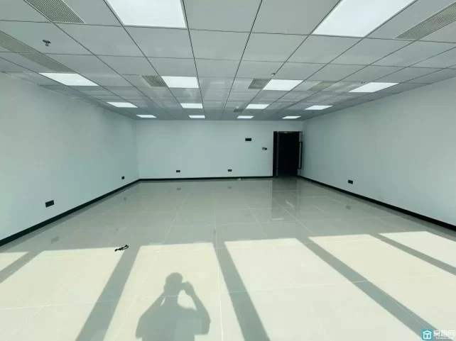 房东出租绿城绿园138平，朝西，隔间可定做，来谈就租