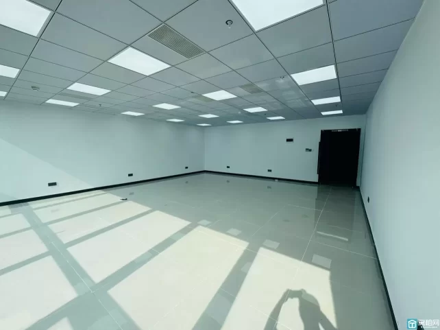 房东出租绿城绿园138平，朝西，隔间可定做，来谈就租