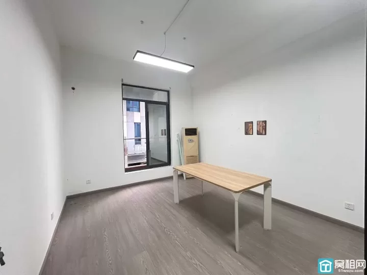 出租宁波机场附近富港电商城，简单装修，60平，独立空调