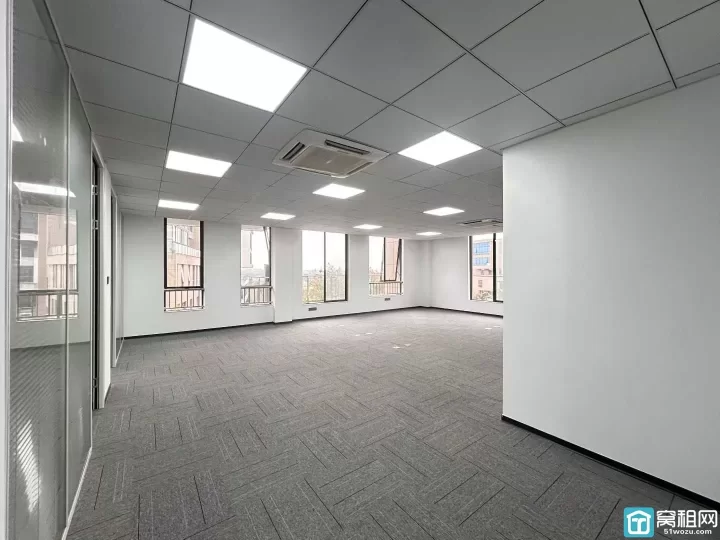 海曙石碶富港电商城238平，精装修，带阳台，独立空调，拎包入驻，