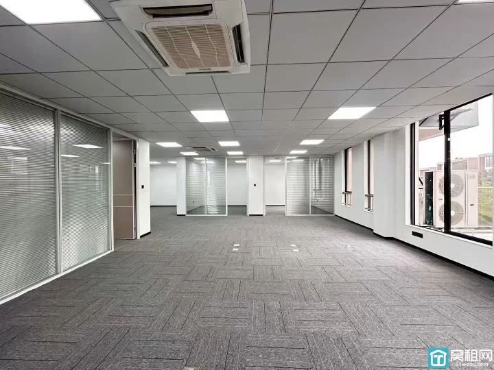 海曙石碶富港电商城238平，精装修，带阳台，独立空调，拎包入驻，