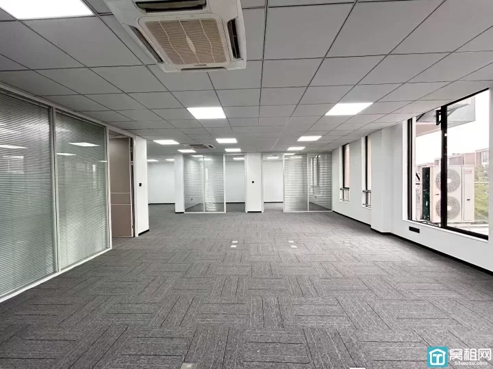 海曙石碶富港电商城238平，精装修，带阳台，独立空调，拎包入驻，