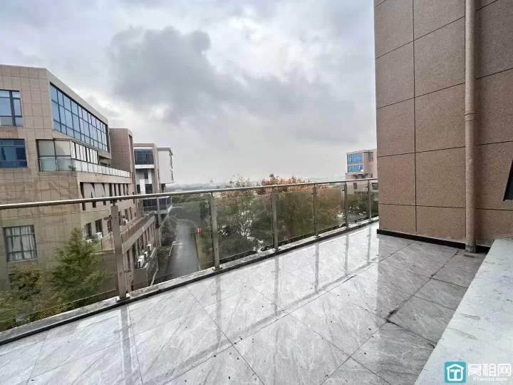 海曙石碶富港电商城238平，精装修，带阳台，独立空调，拎包入驻，