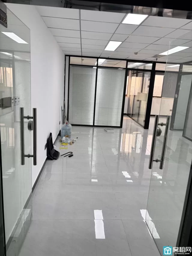 平安大厦115平米电梯口 3个隔间办公室房东直租免中介费