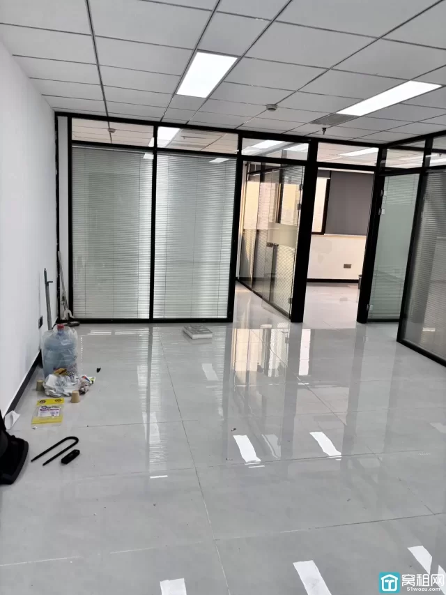 平安大厦115平米电梯口 3个隔间办公室房东直租免中介费