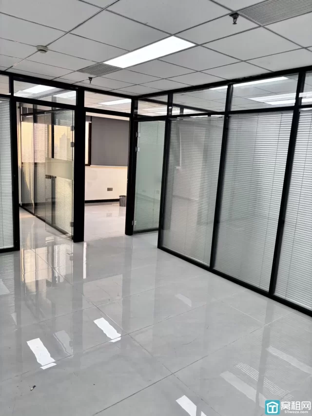 平安大厦115平米电梯口 3个隔间办公室房东直租免中介费