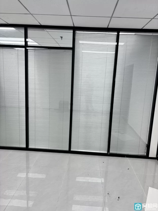 平安大厦115平米电梯口 3个隔间办公室房东直租免中介费