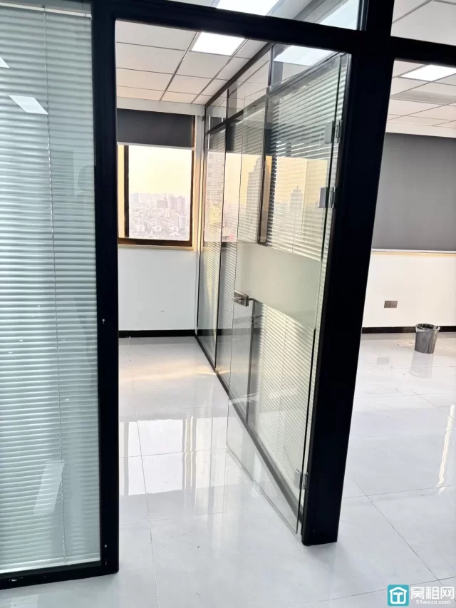 平安大厦115平米电梯口 3个隔间办公室房东直租免中介费