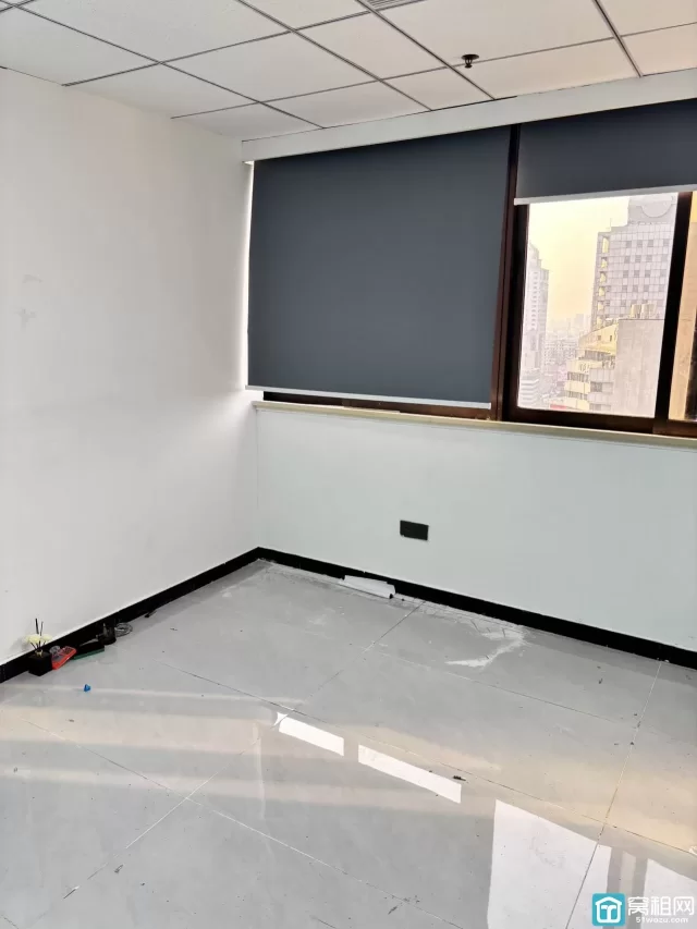 平安大厦115平米电梯口 3个隔间办公室房东直租免中介费