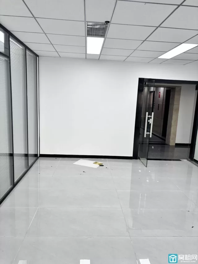 平安大厦115平米电梯口 3个隔间办公室房东直租免中介费