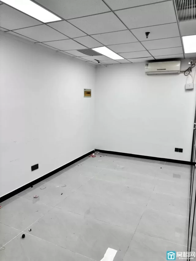 平安大厦115平米电梯口 3个隔间办公室房东直租免中介费