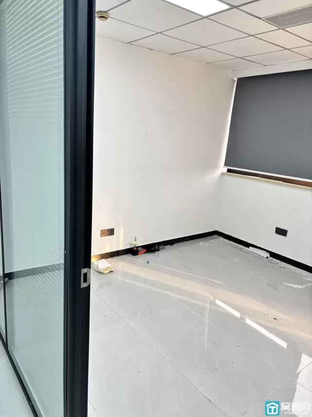 平安大厦115平米电梯口 3个隔间办公室房东直租免中介费