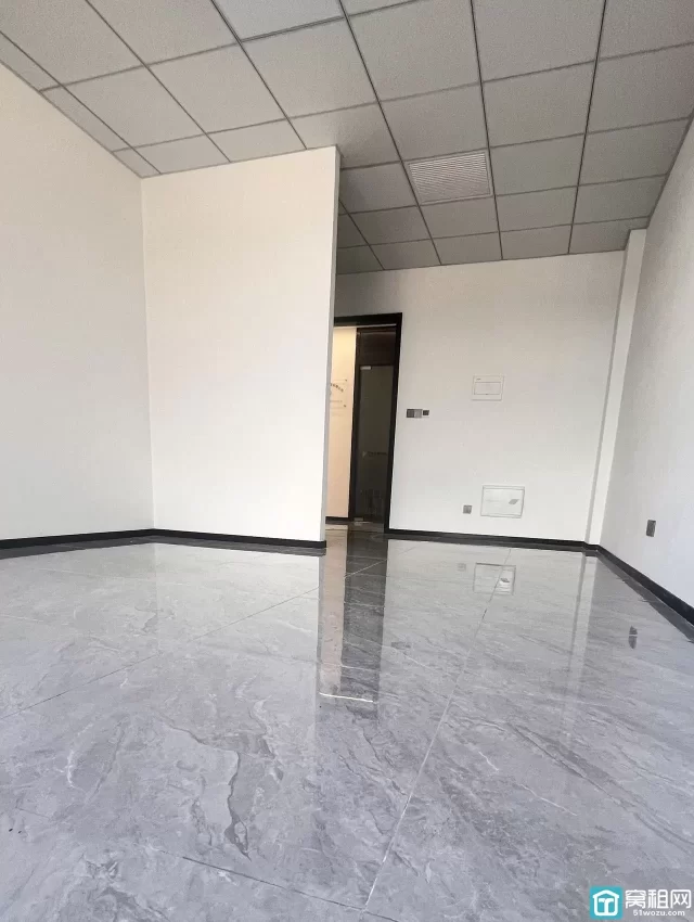 鄞州地铁5号线大洋江站1.7公里吉通大厦朝南50平办公室招租：2100元/月，物业费：100元/月