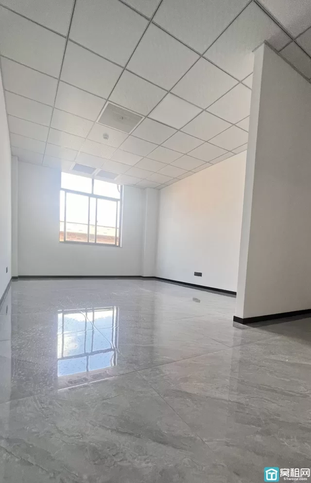 鄞州地铁5号线大洋江站1.7公里吉通大厦朝南50平办公室招租：2100元/月，物业费：100元/月