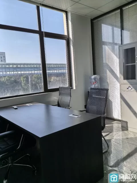 海曙芦港地铁口恒迈科创园面积100平朝南租金：3500一个月