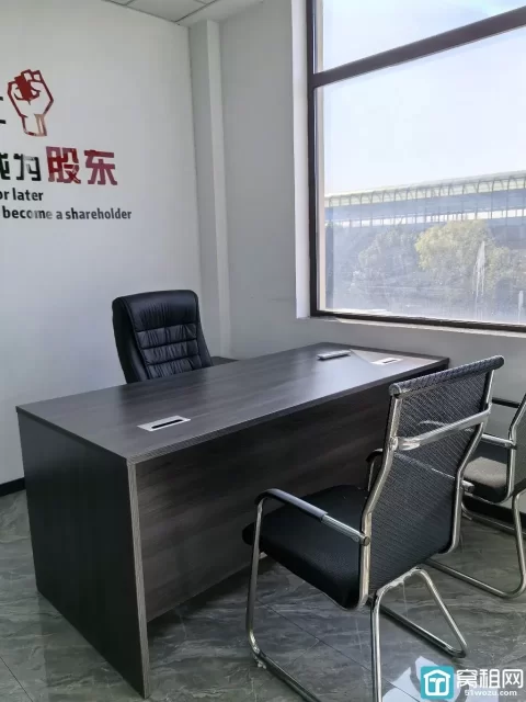 海曙芦港地铁口恒迈科创园面积100平朝南租金：3500一个月