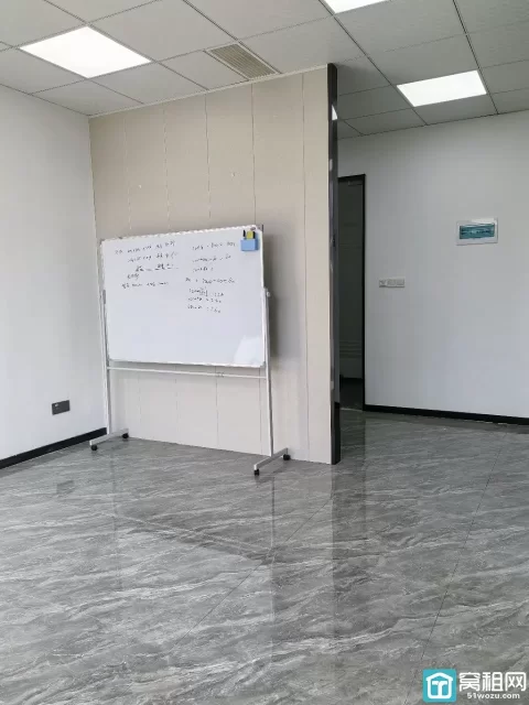 海曙芦港地铁口恒迈科创园面积100平朝南租金：3500一个月