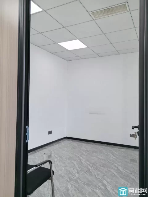 海曙芦港地铁口恒迈科创园面积100平朝南租金：3500一个月