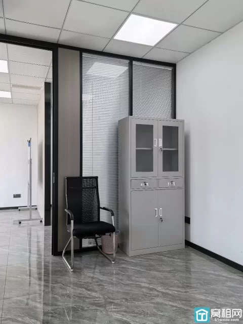 海曙芦港地铁口恒迈科创园面积100平朝南租金：3500一个月