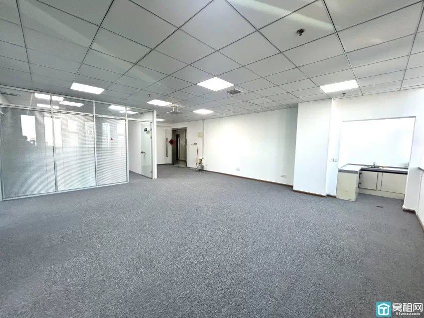 南部商务区广博丽景中心192平米室内4个隔间有水吧，租金9600元一月