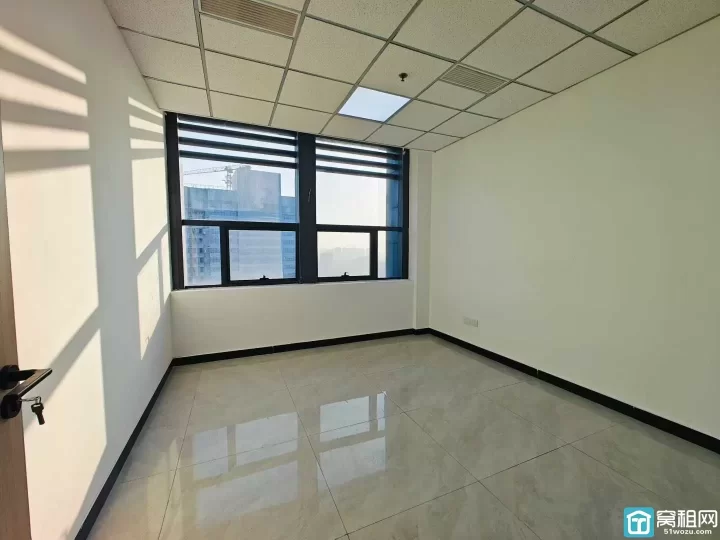 东城国际大厦143平，东南采光，全新装修2隔间办公室出租