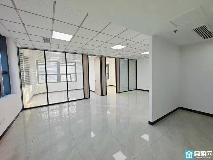 东城国际大厦143平，东南采光，全新装修2隔间办公室出租