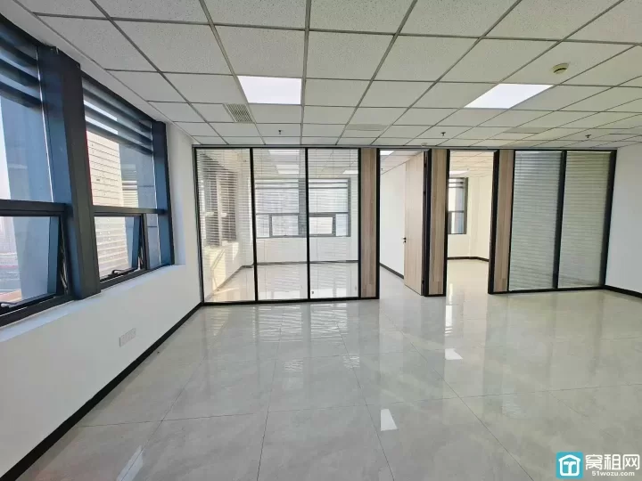 东城国际大厦143平，东南采光，全新装修2隔间办公室出租