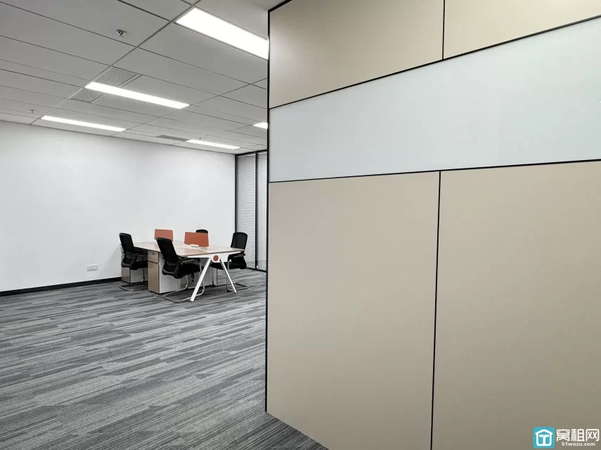 鄞州区银亿东岸B座写字楼面积120平米，朝向西北，带两个隔间出租