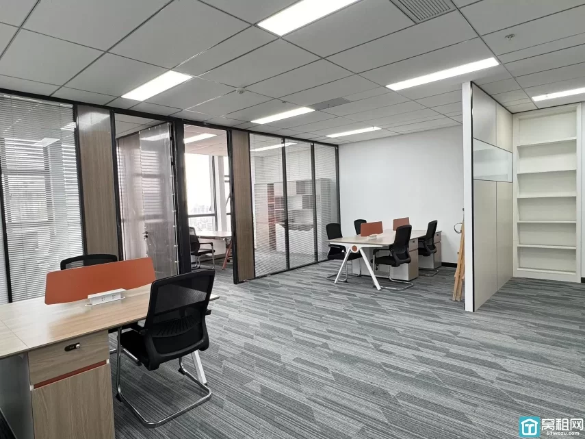 鄞州区银亿东岸B座写字楼面积120平米，朝向西北，带两个隔间出租