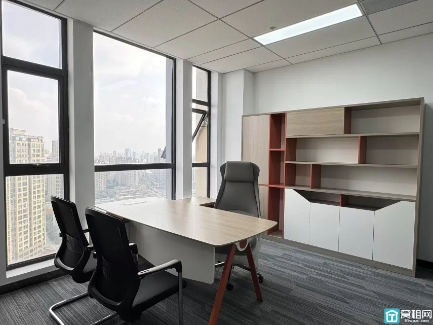 鄞州区银亿东岸B座写字楼面积120平米，朝向西北，带两个隔间出租