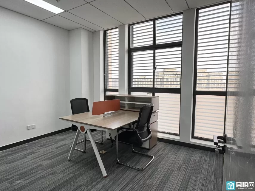 鄞州区银亿东岸B座写字楼面积120平米，朝向西北，带两个隔间出租