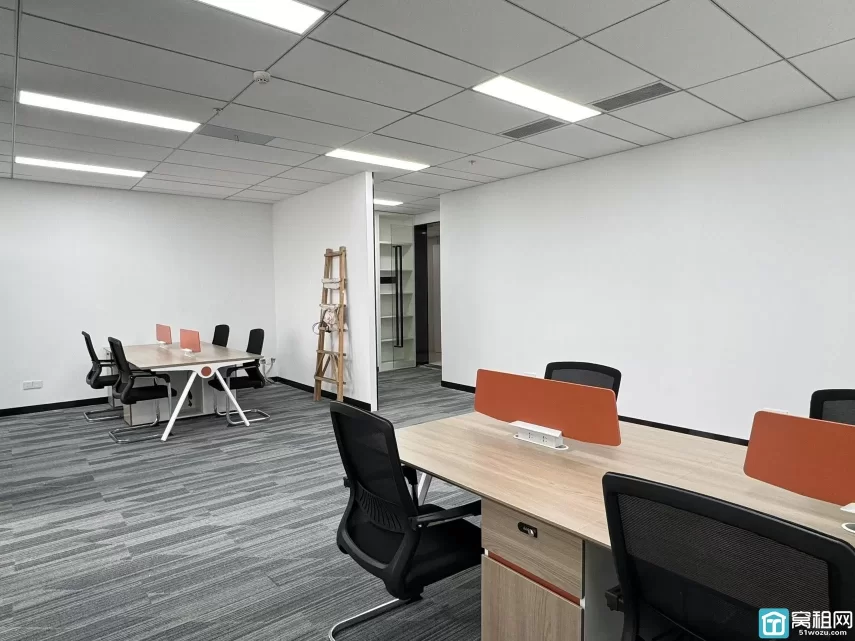 鄞州区银亿东岸B座写字楼面积120平米，朝向西北，带两个隔间出租