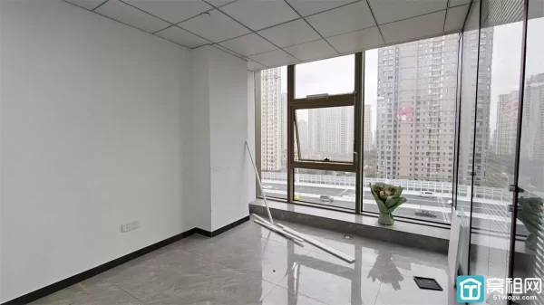 乐橙会110平，精装修朝南，2个隔间，原先做货代，客户扩大，风水好，单价只要1.58