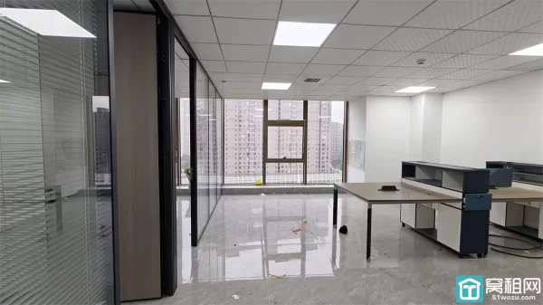 乐橙会110平，精装修朝南，2个隔间，原先做货代，客户扩大，风水好，单价只要1.58