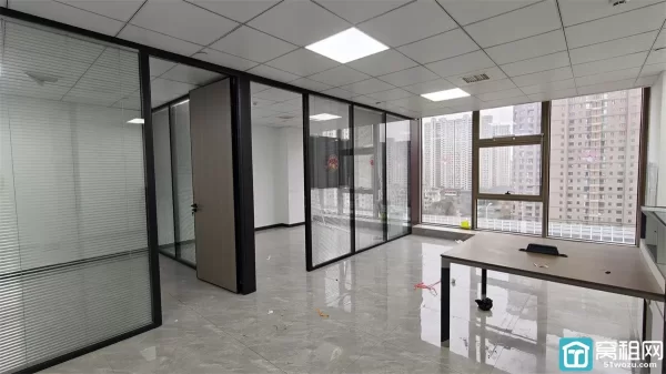 乐橙会110平，精装修朝南，2个隔间，原先做货代，客户扩大，风水好，单价只要1.58