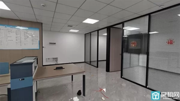 乐橙会110平，精装修朝南，2个隔间，原先做货代，客户扩大，风水好，单价只要1.58