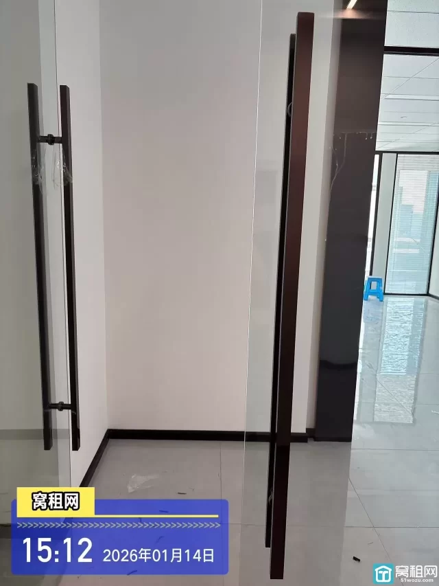 宁波高铁站对面星悦中心135平米精装修办公室朝南招租