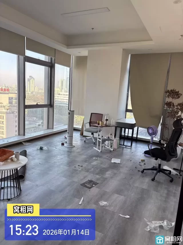 宁波海曙核心区域星悦中心900平米有9个隔间办公室出租45000元/月