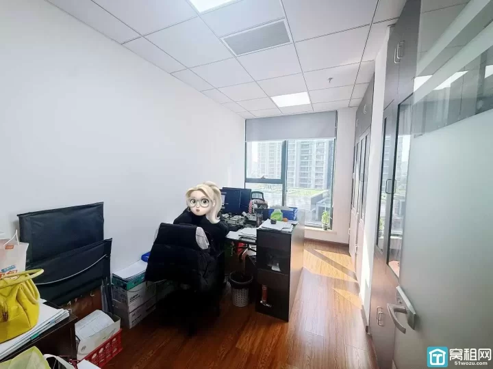 鄞州区和荣大厦   4号线潘火路站 朝南3隔间 面积195平 单价1.58元/平/天