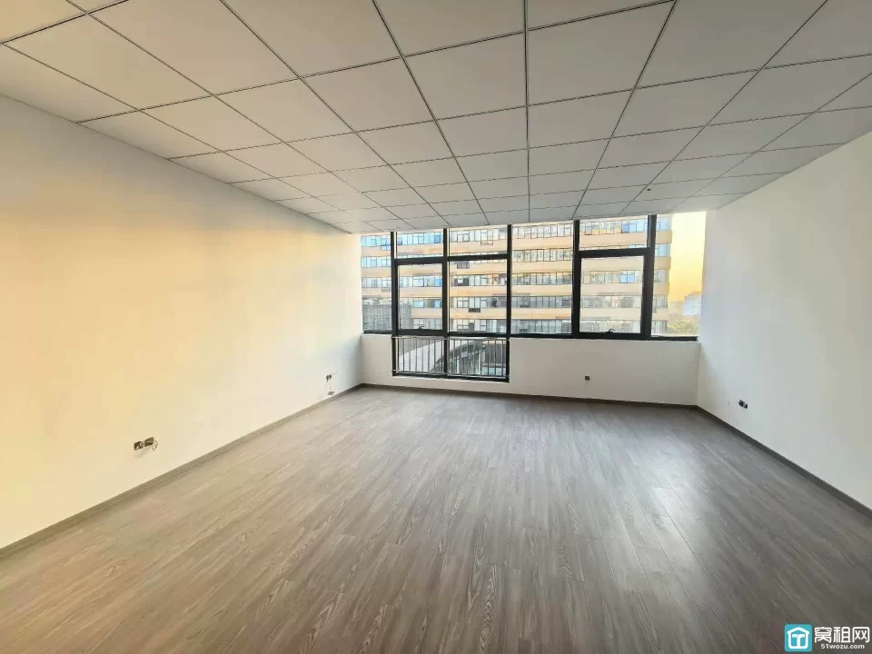 萌恒大厦纯写字楼招商，57平小面积朝南焕新升级，夕阳落地窗是标配
