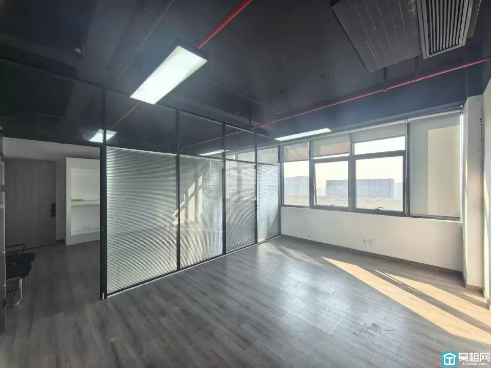 宁波镇海萌恒总部大楼 83平 朝南 带隔间 租金可以小刀谈