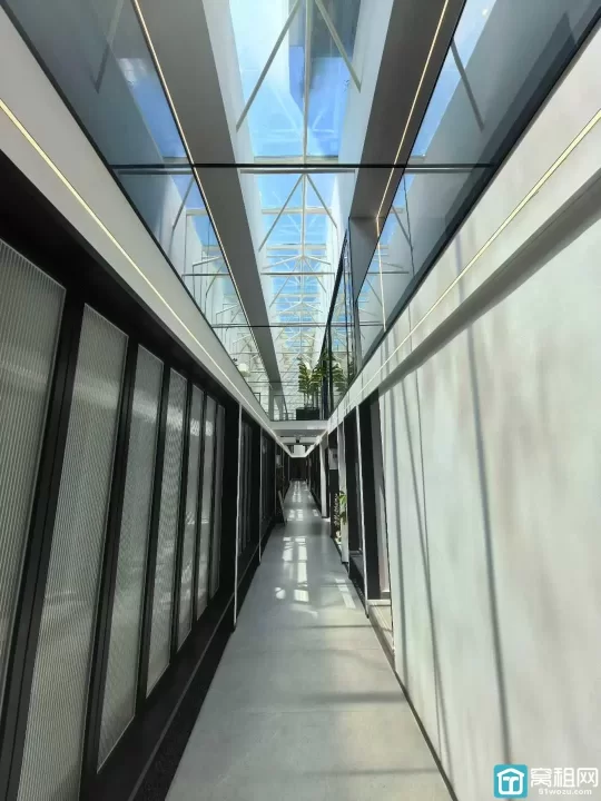 钱湖天地写字楼面积142平豪华装修，特价5500元/月出租