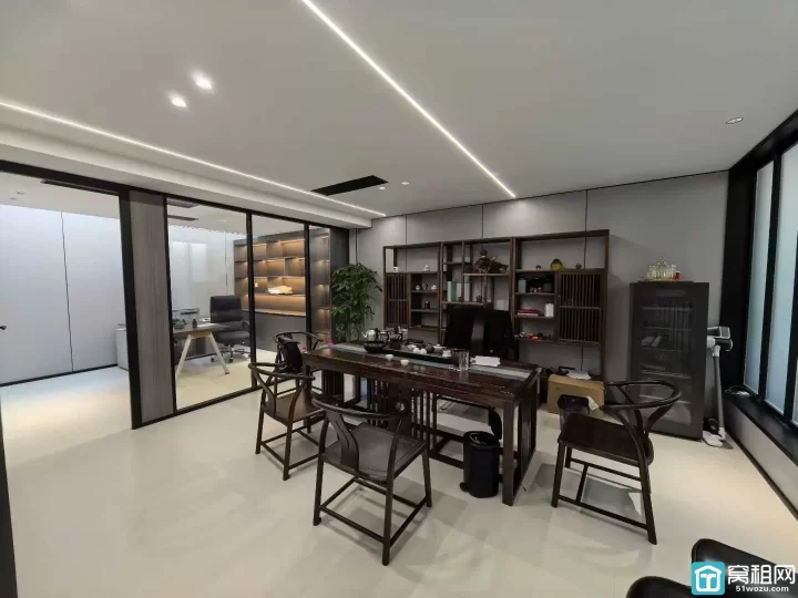 钱湖天地写字楼面积142平豪华装修，特价5500元/月出租