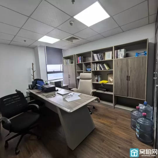 2号线地铁口，银亿都会国际105平，东南，2隔断办公室出租