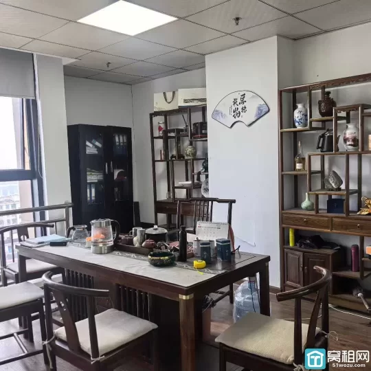 2号线地铁口，银亿都会国际105平，东南，2隔断办公室出租