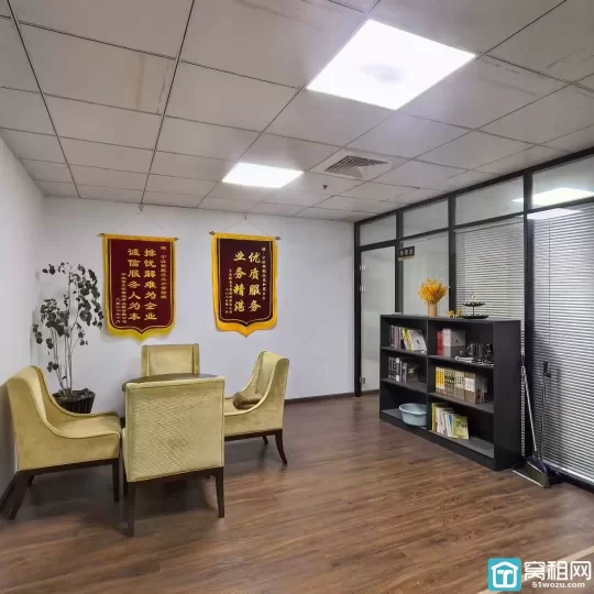 2号线地铁口，银亿都会国际105平，东南，2隔断办公室出租