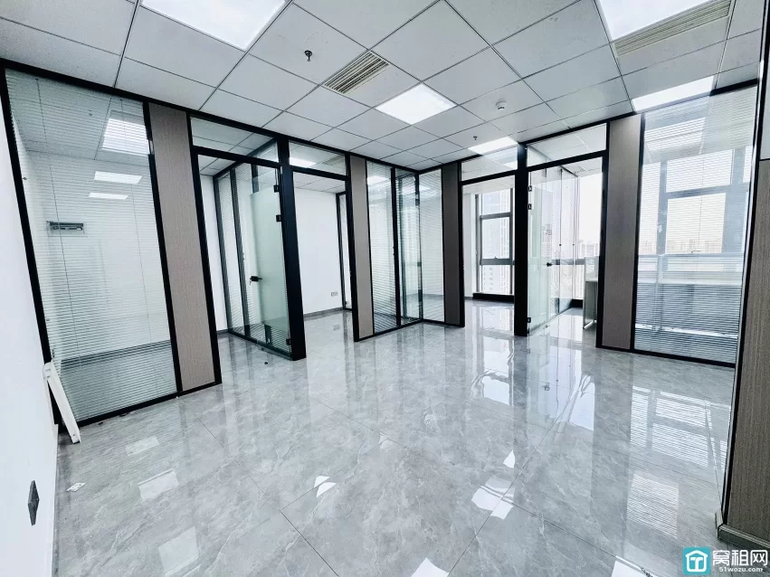 鸿安大厦出租电梯口115平，5800月租，朝东，4个隔间，落地窗，地砖装修电梯口